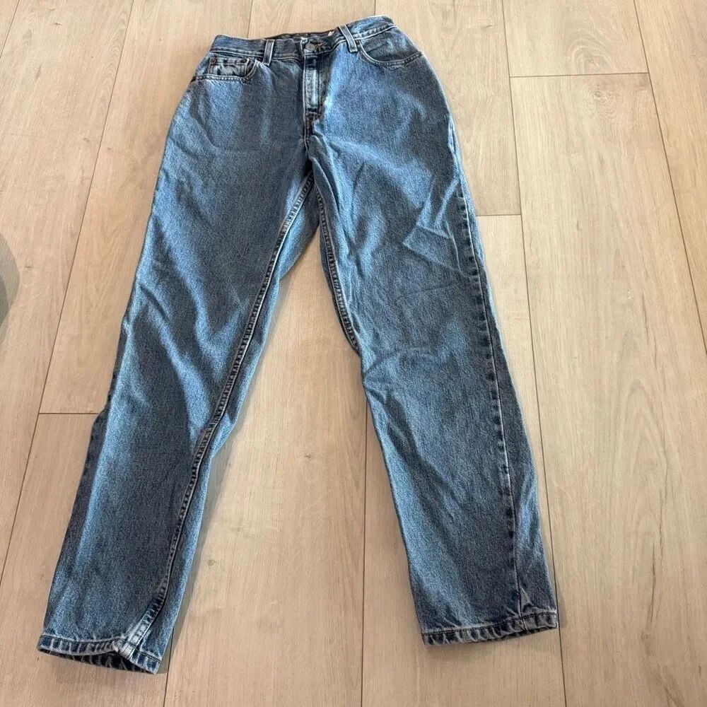 Vintage Levi’s 505 women’s relaxed fit tapered leg jeans size 6